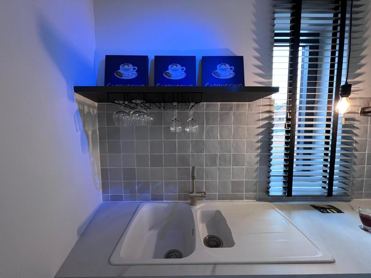 Red Cross Street Apartment Lommel Bagian luar foto